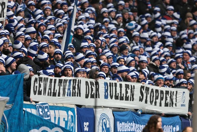 Fans des FC Schalke 04 mit Banner gegen Polizeigewalt beim Spiel der 2. Bundesliga (Saison 2025 26) FC Schalke 04 - 1. FC Kaiserslautern - Copyright: Thomas Pakusch *** Fans of FC Schalke 04 with banner against police violence at the match of the 2 Bundesliga season 2025 26 FC Schalke 04 1 FC Kaiserslautern Copyright Thomas Pakusch