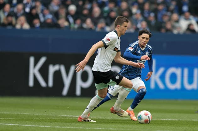 Fabian Kunze (1.FC Kaiserslautern) beim Spiel der 2. Bundesliga (Saison 2025 26) FC Schalke 04 - 1. FC Kaiserslautern - Copyright: Thomas Pakusch
