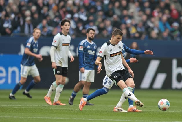 Fabian Kunze (1.FC Kaiserslautern) beim Spiel der 2. Bundesliga (Saison 2025 26) FC Schalke 04 - 1. FC Kaiserslautern - Copyright: Thomas Pakusch