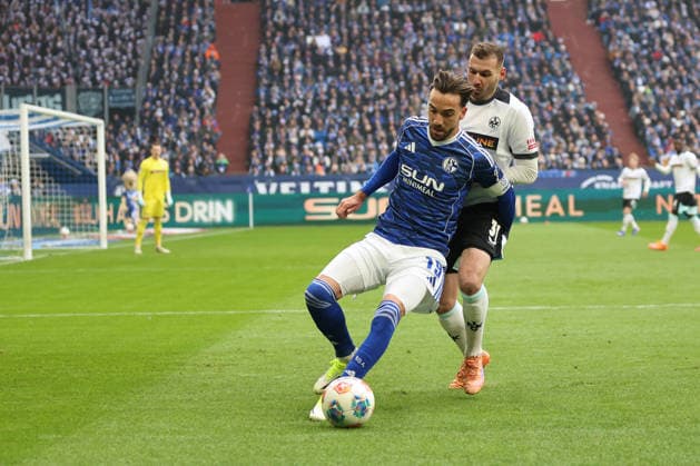 Kenan Karaman (FC Schalke 04) und Luca Sirch (1.FC Kaiserslautern) beim Spiel der 2. Bundesliga (Saison 2025 26) FC Schalke 04 - 1. FC Kaiserslautern - Copyright: Thomas Pakusch
