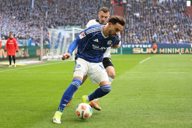 Kenan Karaman (FC Schalke 04) und Luca Sirch (1.FC Kaiserslautern) beim Spiel der 2. Bundesliga (Saison 2025 26) FC Schalke 04 - 1. FC Kaiserslautern - Copyright: Thomas Pakusch