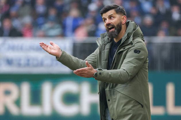 2. Bundesliga - FC Schalke 04 - 1. FC Kaiserslautern am 25.01.2026 in der Veltins-Arena auf Schalke Trainer Miron Muslic (Schalke) gestikuliert