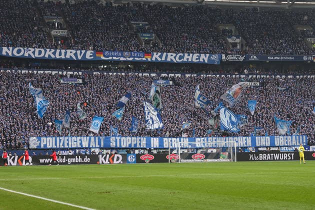 2. Bundesliga - FC Schalke 04 - 1. FC Kaiserslautern am 25.01.2026 in der Veltins-Arena auf Schalke Die Schalke Fans in der Nordkurve mit einem Protest Spruchband Banner Transparent gegen die Vorkommnisse in Berlin