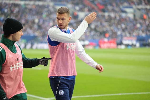 25.01.2026, xrekx, Fussball 2.Bundesliga, FC Schalke 04 - 1.FC Kaiserslautern v.l. Edin Dzeko (FC Schalke 04) Warmup warm up Aufwaermen aufwaermen (DFL DFB REGULATIONS PROHIBIT ANY USE OF PHOTOGRAPHS as IMAGE SEQUENCES and or QUASI-VIDEO) Gelsenkirchen