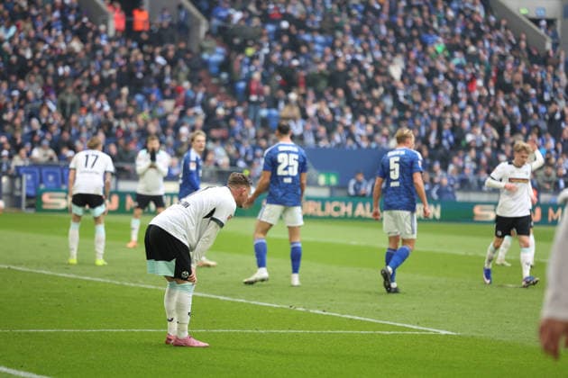 25.01.2026, xrekx, Fussball 2.Bundesliga, FC Schalke 04 - 1.FC Kaiserslautern v.l. Marlon Ritter (1.FC Kaiserslautern) enttaeuscht, enttäuscht, schaut enttaeuscht, traurig, frustriert, niedergeschlagen, disappointed, sad, frustrated (DFL DFB REGULATIONS PROHIBIT ANY USE OF PHOTOGRAPHS as IMAGE SEQUENCES and or QUASI-VIDEO) Gelsenkirchen