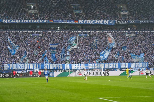 Deutschland: Fussball 2. Bundesliga, Saison 2025 26, 19. Spieltag - FC Schalke 04 vs 1. FC Kaiserslautern, 25.01.2026, Veltins Arena (Gelsenkirchen, Nordrhein-Westfalen) Fans FC Schalke 04 Aufruf, Polizeigewalt stoppen