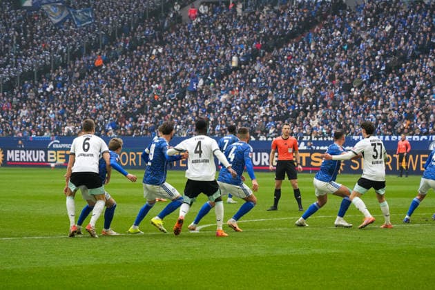 Deutschland: Fussball 2. Bundesliga, Saison 2025 26, 19. Spieltag - FC Schalke 04 vs 1. FC Kaiserslautern, 25.01.2026, Veltins Arena (Gelsenkirchen, Nordrhein-Westfalen) Hasan Kurucay, Hasan Kurucay (FC Schalke 04, 4) Maxwell Gyamfi (1. FC Kaiserslautern, 4) Kenan Karaman (FC Schalke 04, 19) Fabian Kunze (1. FC Kaiserslautern, 6)
