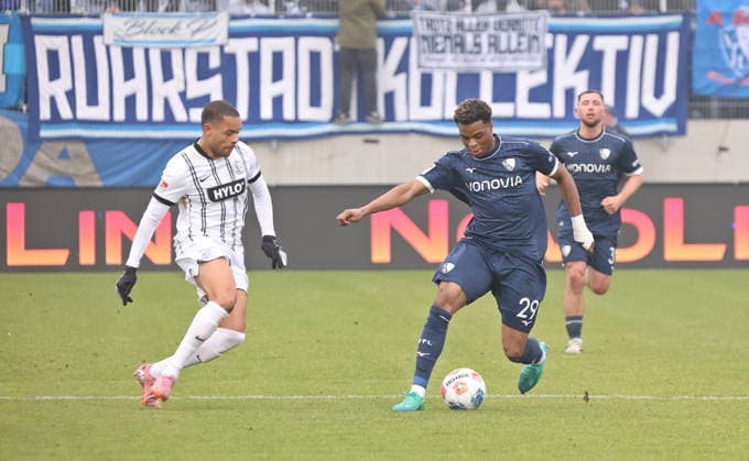 25.01.2026, Fussball, Herren, 2. Bundesliga, Saison 2025 2026, SV 07 Elversberg - VfL Bochum 1848, Jan Gyamerah (SV 07 Elversberg) Farid Alfa-Ruprecht (VfL Bochum 1848) Elversberg Ursapharm-Arena an der Kaiserlinde Saarland Deutschland (DEU)