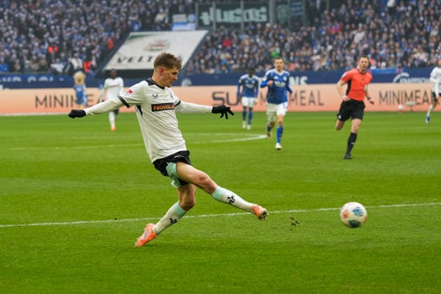 Deutschland: Fussball 2. Bundesliga, Saison 2025 26, 19. Spieltag - FC Schalke 04 vs 1. FC Kaiserslautern, 25.01.2026, Veltins Arena (Gelsenkirchen, Nordrhein-Westfalen) Paul Joly (1. FC Kaiserslautern, 26)