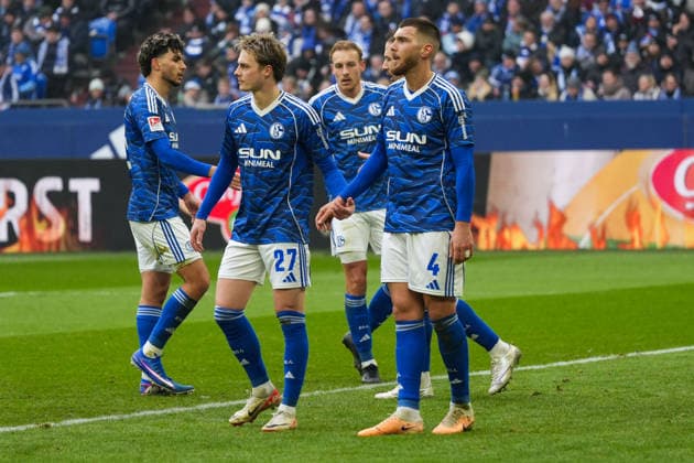 Deutschland: Fussball 2. Bundesliga, Saison 2025 26, 19. Spieltag - FC Schalke 04 vs 1. FC Kaiserslautern, 25.01.2026, Veltins Arena (Gelsenkirchen, Nordrhein-Westfalen) Hasan Kurucay, Hasan Kurucay (FC Schalke 04, 4) Finn Porath (FC Schalke 04, 27)