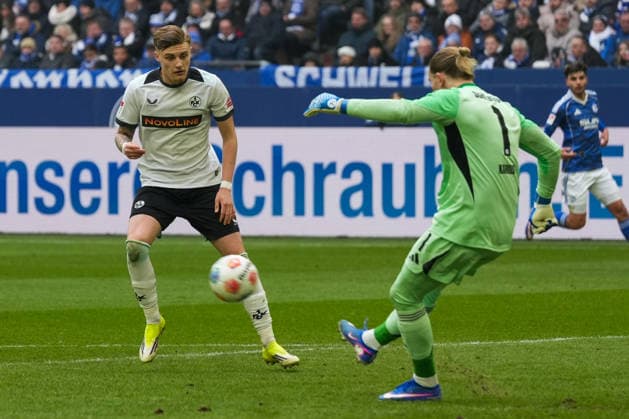 Deutschland: Fussball 2. Bundesliga, Saison 2025 26, 19. Spieltag - FC Schalke 04 vs 1. FC Kaiserslautern, 25.01.2026, Veltins Arena (Gelsenkirchen, Nordrhein-Westfalen) Loris Karius (FC Schalke 04, 1) Norman Bassette (1. FC Kaiserslautern, 17)