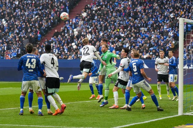 Deutschland: Fussball 2. Bundesliga, Saison 2025 26, 19. Spieltag - FC Schalke 04 vs 1. FC Kaiserslautern, 25.01.2026, Veltins Arena (Gelsenkirchen, Nordrhein-Westfalen) Loris Karius (FC Schalke 04, 1) Mika Haas (1. FC Kaiserslautern, 22) Maxwell Gyamfi (1. FC Kaiserslautern, 4) Mertcan Ayhan (FC Schalke 04, 43)