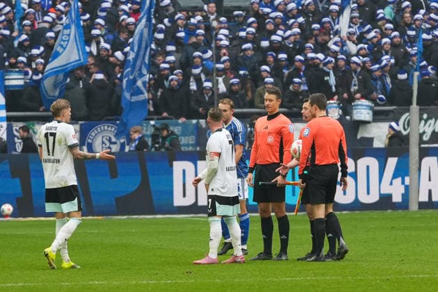 Deutschland: Fussball 2. Bundesliga, Saison 2025 26, 19. Spieltag - FC Schalke 04 vs 1. FC Kaiserslautern, 25.01.2026, Veltins Arena (Gelsenkirchen, Nordrhein-Westfalen) Marlon Ritter (1. FC Kaiserslautern, 7) Norman Bassette (1. FC Kaiserslautern, 17) mit Redebedarf zur Halbzeit Felix Zwayer (Schiedsrichter) Daniel Bartnitzki (Schiedsrichter Assistent) Tim Kohnert (Schiedsrichter Assistent)