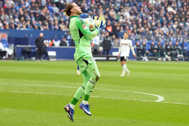 25.01.2026, xrekx, Fussball 2.Bundesliga, FC Schalke 04 - 1.FC Kaiserslautern v.l. Probleme mit dem Ball Loris Karius (FC Schalke 04) (DFL DFB REGULATIONS PROHIBIT ANY USE OF PHOTOGRAPHS as IMAGE SEQUENCES and or QUASI-VIDEO) Gelsenkirchen