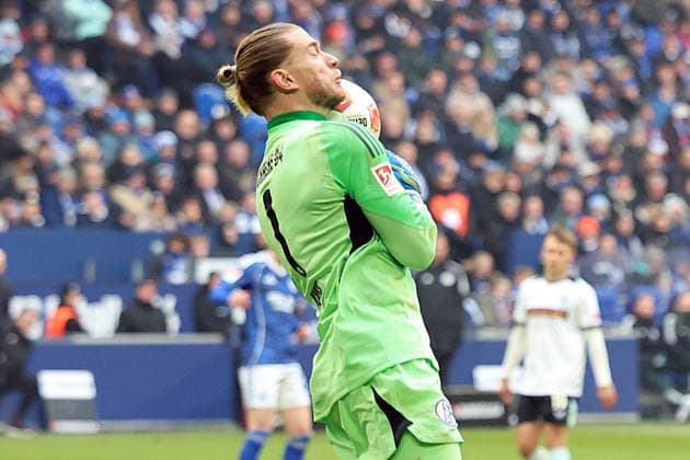25.01.2026, xrekx, Fussball 2.Bundesliga, FC Schalke 04 - 1.FC Kaiserslautern v.l. Probleme mit dem Ball Loris Karius (FC Schalke 04) (DFL DFB REGULATIONS PROHIBIT ANY USE OF PHOTOGRAPHS as IMAGE SEQUENCES and or QUASI-VIDEO) Gelsenkirchen