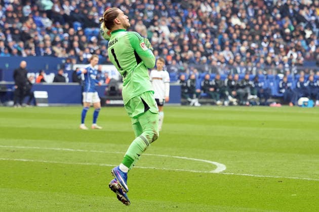 25.01.2026, xrekx, Fussball 2.Bundesliga, FC Schalke 04 - 1.FC Kaiserslautern v.l. Probleme mit dem Ball Loris Karius (FC Schalke 04) (DFL DFB REGULATIONS PROHIBIT ANY USE OF PHOTOGRAPHS as IMAGE SEQUENCES and or QUASI-VIDEO) Gelsenkirchen