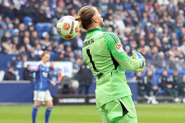 25.01.2026, xrekx, Fussball 2.Bundesliga, FC Schalke 04 - 1.FC Kaiserslautern v.l. Probleme mit dem Ball Loris Karius (FC Schalke 04) (DFL DFB REGULATIONS PROHIBIT ANY USE OF PHOTOGRAPHS as IMAGE SEQUENCES and or QUASI-VIDEO) Gelsenkirchen