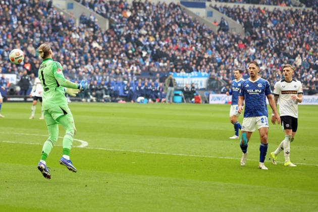 25.01.2026, xrekx, Fussball 2.Bundesliga, FC Schalke 04 - 1.FC Kaiserslautern v.l. Probleme mit dem Ball Loris Karius (FC Schalke 04) (DFL DFB REGULATIONS PROHIBIT ANY USE OF PHOTOGRAPHS as IMAGE SEQUENCES and or QUASI-VIDEO) Gelsenkirchen