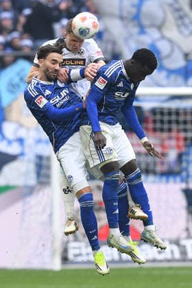 Fußball 2. Bundesliga 19. Spieltag FC Schalke 04 - 1. FC Kaiserslautern am 25.01.2026 in der Veltins Arena in Gelsenkirchen Kenan Karaman ( Schalke ), links - Christian Gomis ( Schalke ), rechts - Fabian Kunze ( Kaiserslautern ), hinten DFL regulations prohibit any use of photographs as image sequences and or quasi-video.