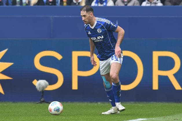 Fußball 2. Bundesliga 19. Spieltag FC Schalke 04 - 1. FC Kaiserslautern am 25.01.2026 in der Veltins Arena in Gelsenkirchen Nikola Katic ( Schalke ) DFL regulations prohibit any use of photographs as image sequences and or quasi-video.