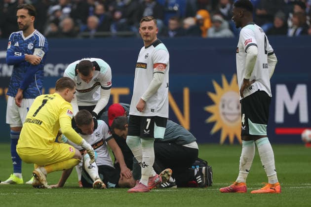 2. Bundesliga - FC Schalke 04 - 1. FC Kaiserslautern am 25.01.2026 in der Veltins-Arena auf Schalke Fabian Kunze (Kaiserslautern 6) Verletzt, Verletzung, Schmerzen