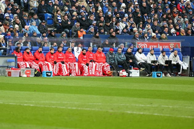 25.01.2026, xrekx, Fussball 2.Bundesliga, FC Schalke 04 - 1.FC Kaiserslautern v.l. Spielerbank Kaiserslautern (DFL DFB REGULATIONS PROHIBIT ANY USE OF PHOTOGRAPHS as IMAGE SEQUENCES and or QUASI-VIDEO) Gelsenkirchen