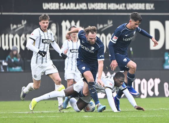 Fussball - 2.Bundesliga - Saison 2025 26 25.01.2025 Ursapharm-Arena SV Elversberg (elv) - VfL Bochum (bo) Bambase CONTE (SV Elversberg), unten, Maximilian WITTEK (VfL Bochum), li, Cajetan LENZ (VfL Bochum), re Fussball - 2. Bundesliga - SV Elversberg