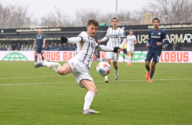 25.01.2026, Fussball, Herren, 2. Bundesliga, Saison 2025 2026, SV 07 Elversberg - VfL Bochum 1848, Lukas Petkov (SV 07 Elversberg) erzielt das Tor zum 1:1, Torschuss zum 1:1 Elversberg Ursapharm-Arena an der Kaiserlinde Saarland Deutschland (DEU)