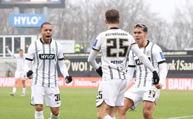 25.01.2026, Fussball, Herren, 2. Bundesliga, Saison 2025 2026, SV 07 Elversberg - VfL Bochum 1848, Torjubel der SV 07 Elversberg nach dem Tor zum 1:1 durch Lukas Petkov (SV 07 Elversberg) Elversberg Ursapharm-Arena an der Kaiserlinde Saarland Deutschland (DEU)