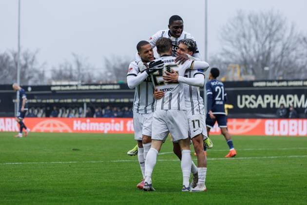 Lukas Petkov (SV 07 Elversberg) bejubelt den Treffer zum 1:1 mit Frederik Schmahl (SV 07 Elversberg), David Ngabi Mokwa (SV 07 Elversberg) und Jan Gyamerah (SV 07 Elversberg), SV Elversberg vs VFL Bochum, Fussball, 2. Bundesliga, 19. Spieltag, Saison 2025 2026, 25.01.2026 DFB regulations prohibit any use of photographs as image sequences and or quasi-video. SV Elversberg vs VFL Bochum, Fussball, 2. Bundesliga, 19. Spieltag, Saison 2025 2026, 25.01.2026