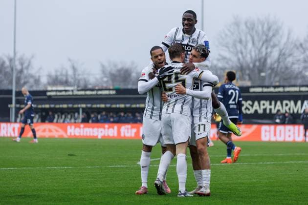 Lukas Petkov (SV 07 Elversberg) bejubelt den Treffer zum 1:1 mit Frederik Schmahl (SV 07 Elversberg), David Ngabi Mokwa (SV 07 Elversberg) und Jan Gyamerah (SV 07 Elversberg), SV Elversberg vs VFL Bochum, Fussball, 2. Bundesliga, 19. Spieltag, Saison 2025 2026, 25.01.2026 DFB regulations prohibit any use of photographs as image sequences and or quasi-video. SV Elversberg vs VFL Bochum, Fussball, 2. Bundesliga, 19. Spieltag, Saison 2025 2026, 25.01.2026