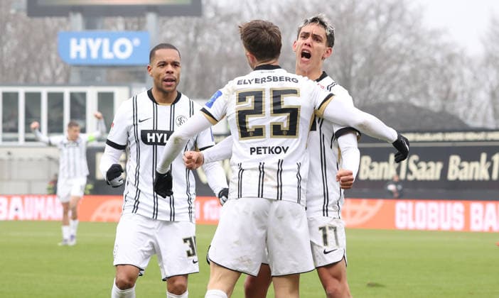 25.01.2026, Fussball, Herren, 2. Bundesliga, Saison 2025 2026, SV 07 Elversberg - VfL Bochum 1848, Torjubel der SV 07 Elversberg nach dem Tor zum 1:1 durch Lukas Petkov (SV 07 Elversberg) Elversberg Ursapharm-Arena an der Kaiserlinde Saarland Deutschland (DEU)