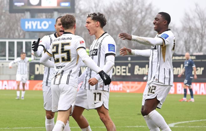 25.01.2026, Fussball, Herren, 2. Bundesliga, Saison 2025 2026, SV 07 Elversberg - VfL Bochum 1848, Torjubel der SV 07 Elversberg nach dem Tor zum 1:1 durch Lukas Petkov (SV 07 Elversberg) Elversberg Ursapharm-Arena an der Kaiserlinde Saarland Deutschland (DEU)