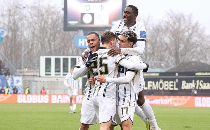 25.01.2026, Fussball, Herren, 2. Bundesliga, Saison 2025 2026, SV 07 Elversberg - VfL Bochum 1848, Torjubel der SV 07 Elversberg nach dem Tor zum 1:1 durch Lukas Petkov (SV 07 Elversberg) Elversberg Ursapharm-Arena an der Kaiserlinde Saarland Deutschland (DEU)