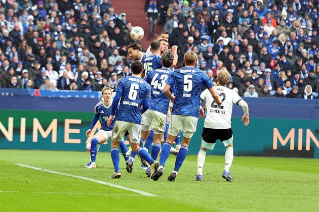 25.01.2026, xrekx, Fussball 2.Bundesliga, FC Schalke 04 - 1.FC Kaiserslautern v.l. Kopfball zum 0:1 durch Ivan Prtajin (1.FC Kaiserslautern) (DFL DFB REGULATIONS PROHIBIT ANY USE OF PHOTOGRAPHS as IMAGE SEQUENCES and or QUASI-VIDEO) Gelsenkirchen