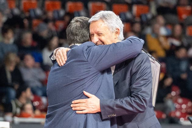 Chefcoach Svetislav Persic (FC Bayern Basketball) begruesst Headcoach Sasa Filipovski (Fitness First Wuerzburg Baskets), herzlich, FC Bayern Basketball vs. Fitness First Wuerzburg Baskets, BBL, Hauptrunde, 25.01.2026 Muenchen Bayern Deutschland