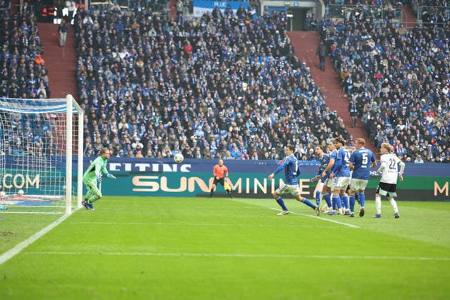 25.01.2026, xrekx, Fussball 2.Bundesliga, FC Schalke 04 - 1.FC Kaiserslautern v.l. Kopfball zum 0:1 durch Ivan Prtajin (1.FC Kaiserslautern) Loris Karius (FC Schalke 04) (DFL DFB REGULATIONS PROHIBIT ANY USE OF PHOTOGRAPHS as IMAGE SEQUENCES and or QUASI-VIDEO) Gelsenkirchen