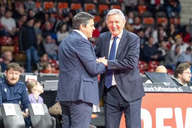 Chefcoach Svetislav Persic (FC Bayern Basketball) begruesst Headcoach Sasa Filipovski (Fitness First Wuerzburg Baskets), herzlich, FC Bayern Basketball vs. Fitness First Wuerzburg Baskets, BBL, Hauptrunde, 25.01.2026 Muenchen Bayern Deutschland
