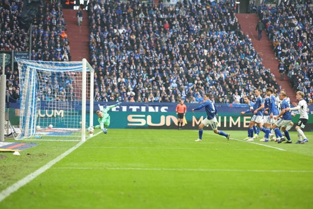 25.01.2026, xrekx, Fussball 2.Bundesliga, FC Schalke 04 - 1.FC Kaiserslautern v.l. Kopfball zum 0:1 durch Ivan Prtajin (1.FC Kaiserslautern) Loris Karius (FC Schalke 04) (DFL DFB REGULATIONS PROHIBIT ANY USE OF PHOTOGRAPHS as IMAGE SEQUENCES and or QUASI-VIDEO) Gelsenkirchen