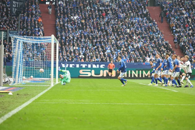 25.01.2026, xrekx, Fussball 2.Bundesliga, FC Schalke 04 - 1.FC Kaiserslautern v.l. Kopfball zum 0:1 durch Ivan Prtajin (1.FC Kaiserslautern) Loris Karius (FC Schalke 04) (DFL DFB REGULATIONS PROHIBIT ANY USE OF PHOTOGRAPHS as IMAGE SEQUENCES and or QUASI-VIDEO) Gelsenkirchen