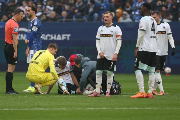 2. Bundesliga - FC Schalke 04 - 1. FC Kaiserslautern am 25.01.2026 in der Veltins-Arena auf Schalke Fabian Kunze (Kaiserslautern 6) Verletzt, Verletzung, Schmerzen , Torwart Julian Krahl (Kaiserslautern 1) tröstet
