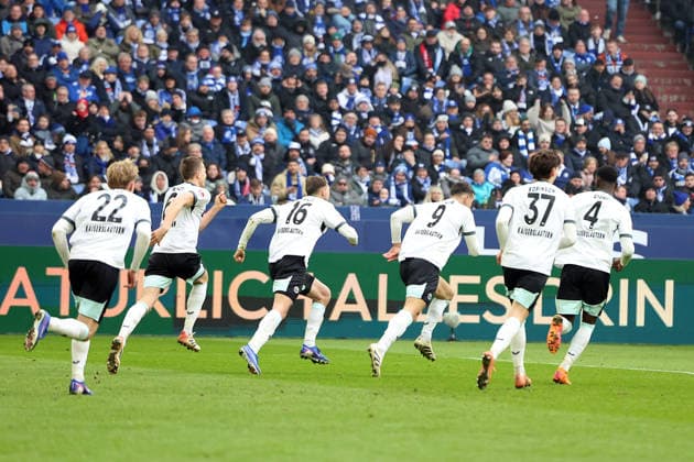 25.01.2026, xrekx, Fussball 2.Bundesliga, FC Schalke 04 - 1.FC Kaiserslautern v.l. Torjubel nach dem Tor zum celebrating the goal celebrate 0:1 durch Ivan Prtajin (1.FC Kaiserslautern) (DFL DFB REGULATIONS PROHIBIT ANY USE OF PHOTOGRAPHS as IMAGE SEQUENCES and or QUASI-VIDEO) Gelsenkirchen