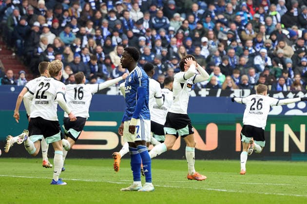 25.01.2026, xrekx, Fussball 2.Bundesliga, FC Schalke 04 - 1.FC Kaiserslautern v.l. Torjubel nach dem Tor zum celebrating the goal celebrate 0:1 durch Ivan Prtajin (1.FC Kaiserslautern) Leon Robinson (1.FC Kaiserslautern) kann es nicht fassen (DFL DFB REGULATIONS PROHIBIT ANY USE OF PHOTOGRAPHS as IMAGE SEQUENCES and or QUASI-VIDEO) Gelsenkirchen