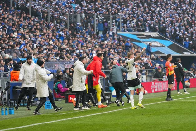 Deutschland: Fussball 2. Bundesliga, Saison 2025 26, 19. Spieltag - FC Schalke 04 vs 1. FC Kaiserslautern, 25.01.2026, Veltins Arena (Gelsenkirchen, Nordrhein-Westfalen) Jubel Emotionen Freude der Trainerbank über den 1:0 Treffer von Ivan Prtajin (1. FC Kaiserslautern, 9)