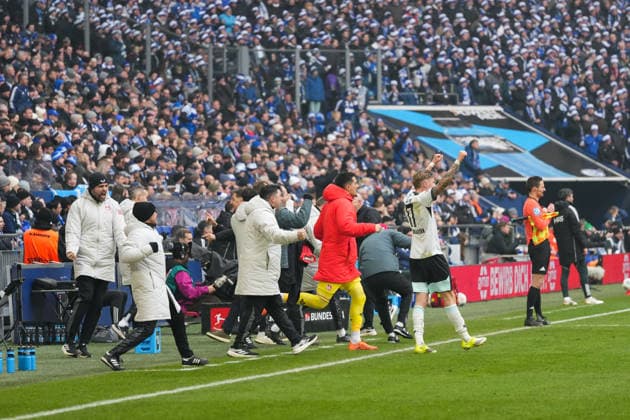 Deutschland: Fussball 2. Bundesliga, Saison 2025 26, 19. Spieltag - FC Schalke 04 vs 1. FC Kaiserslautern, 25.01.2026, Veltins Arena (Gelsenkirchen, Nordrhein-Westfalen) Jubel Emotionen Freude der Trainerbank über den 1:0 Treffer von Ivan Prtajin (1. FC Kaiserslautern, 9)