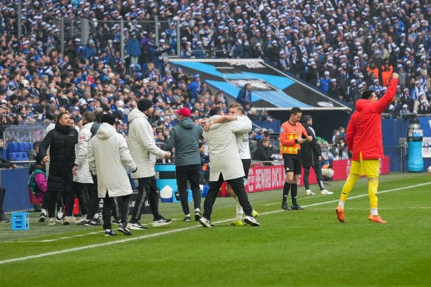 Deutschland: Fussball 2. Bundesliga, Saison 2025 26, 19. Spieltag - FC Schalke 04 vs 1. FC Kaiserslautern, 25.01.2026, Veltins Arena (Gelsenkirchen, Nordrhein-Westfalen) Jubel Emotionen Freude der Trainerbank über den 1:0 Treffer von Ivan Prtajin (1. FC Kaiserslautern, 9)