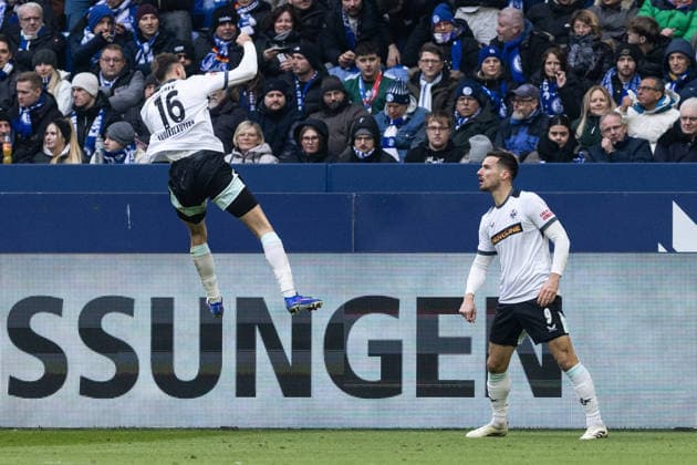 2. Fußball Bundesliga: FC Schalke 04 - 1. FC Kaiserslautern; 25.01.2026 1. FC Kaiserslautern bejubelt das Tor, 0:1 durch Ivan Prtajin (1. FC Kaiserslautern, 9) 2. Fußball Bundesliga: FC Schalke 04 - 1. FC Kaiserslautern; Veltins-Arena, Gelsenkirchen; 25.01.2026 DFL regulations prohibit any use of photographs as image sequences and or quasi video.