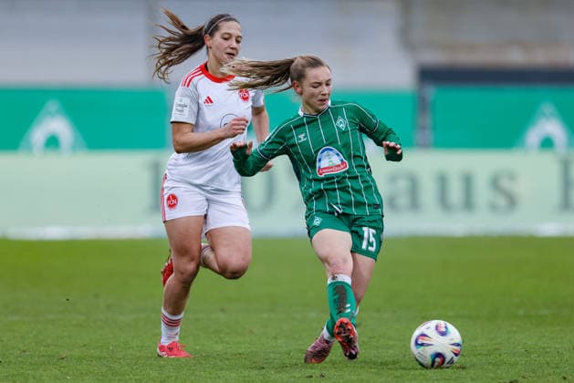 v.li.: Laura Miller (1. FC Nürnberg, 9) und Michelle Weiß (SV Werder Bremen, 15) im Zweikampf, Duell, Dynamik, Aktion, Action, Spielszene, DIE DFB-RICHTLINIEN UNTERSAGEN JEGLICHE NUTZUNG VON FOTOS ALS SEQUENZBILDER UND ODER VIDEOÄHNLICHE FOTOSTRECKEN. DFB REGULATIONS PROHIBIT ANY USE OF PHOTOGRAPHS AS IMAGE SEQUENCES AND OR QUASI-VIDEO., 25.01.2026, (), Fussball, Google Pixel Frauen-Bundesliga, SV Werder Bremen - 1. FC Nürnberg