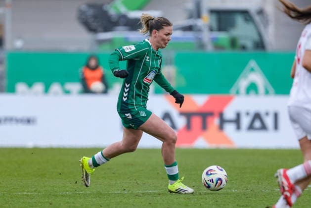 Juliane Wirtz (SV Werder Bremen, 28) am Ball, Einzelbild, Ganzkörper, Aktion, Action, Spielszene, DIE DFB-RICHTLINIEN UNTERSAGEN JEGLICHE NUTZUNG VON FOTOS ALS SEQUENZBILDER UND ODER VIDEOÄHNLICHE FOTOSTRECKEN. DFB REGULATIONS PROHIBIT ANY USE OF PHOTOGRAPHS AS IMAGE SEQUENCES AND OR QUASI-VIDEO., 25.01.2026, (), Fussball, Google Pixel Frauen-Bundesliga, SV Werder Bremen - 1. FC Nürnberg