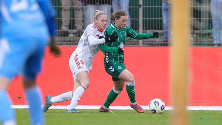 v.li.: Fany Proniez (1. FC Nürnberg, 3) und Chiara D Angelo (SV Werder Bremen, 2) im Zweikampf, Duell, Dynamik, Aktion, Action, Spielszene, DIE DFB-RICHTLINIEN UNTERSAGEN JEGLICHE NUTZUNG VON FOTOS ALS SEQUENZBILDER UND ODER VIDEOÄHNLICHE FOTOSTRECKEN. DFB REGULATIONS PROHIBIT ANY USE OF PHOTOGRAPHS AS IMAGE SEQUENCES AND OR QUASI-VIDEO., 25.01.2026, (), Fussball, Google Pixel Frauen-Bundesliga, SV Werder Bremen - 1. FC Nürnberg